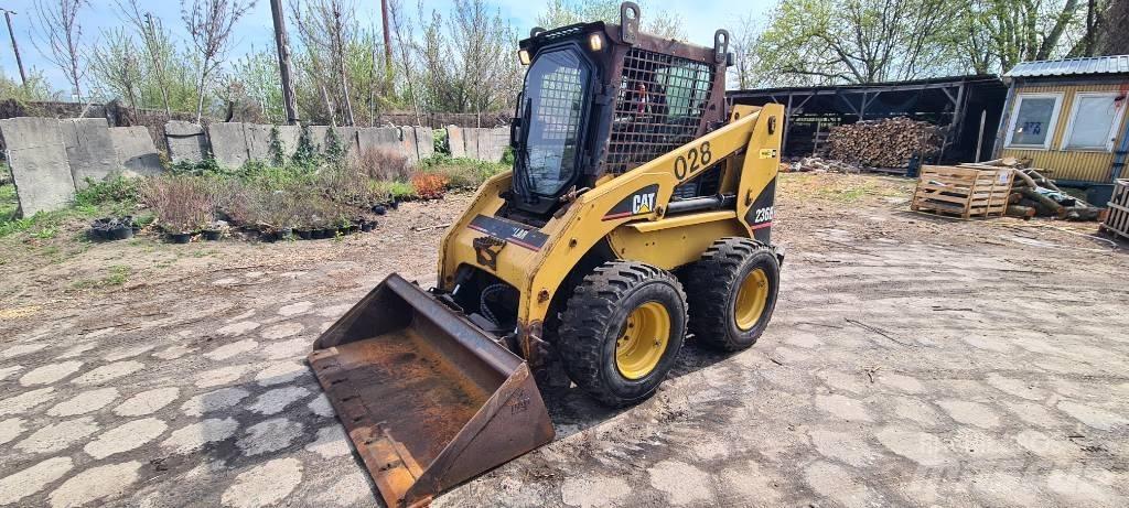 CAT 236 B Mininakladače
