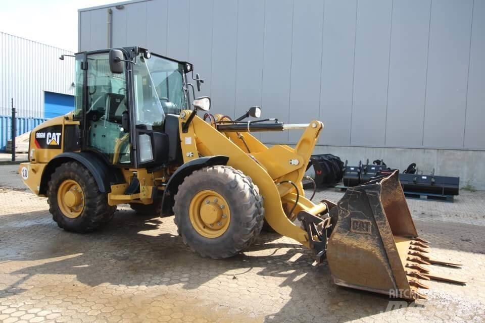 CAT 906M Kolesové nakladače