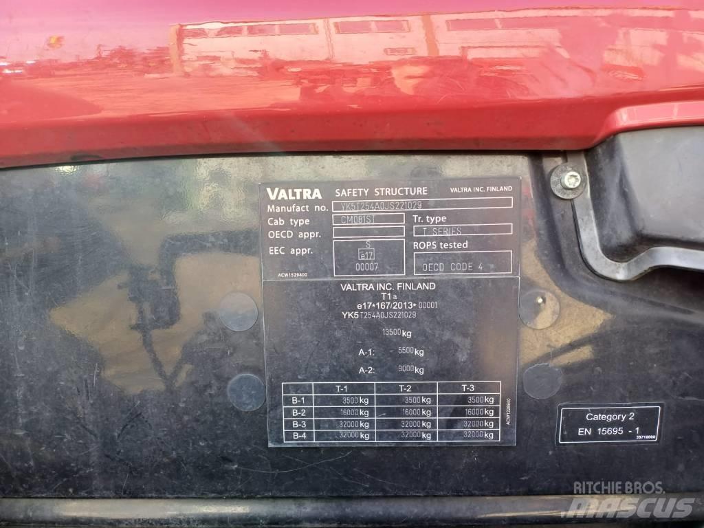 Valtra T 254 Traktory