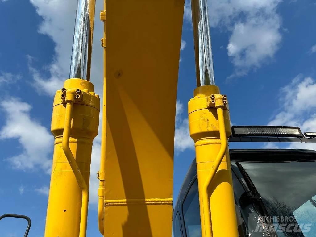 New Holland E215 Pásové rýpadlá