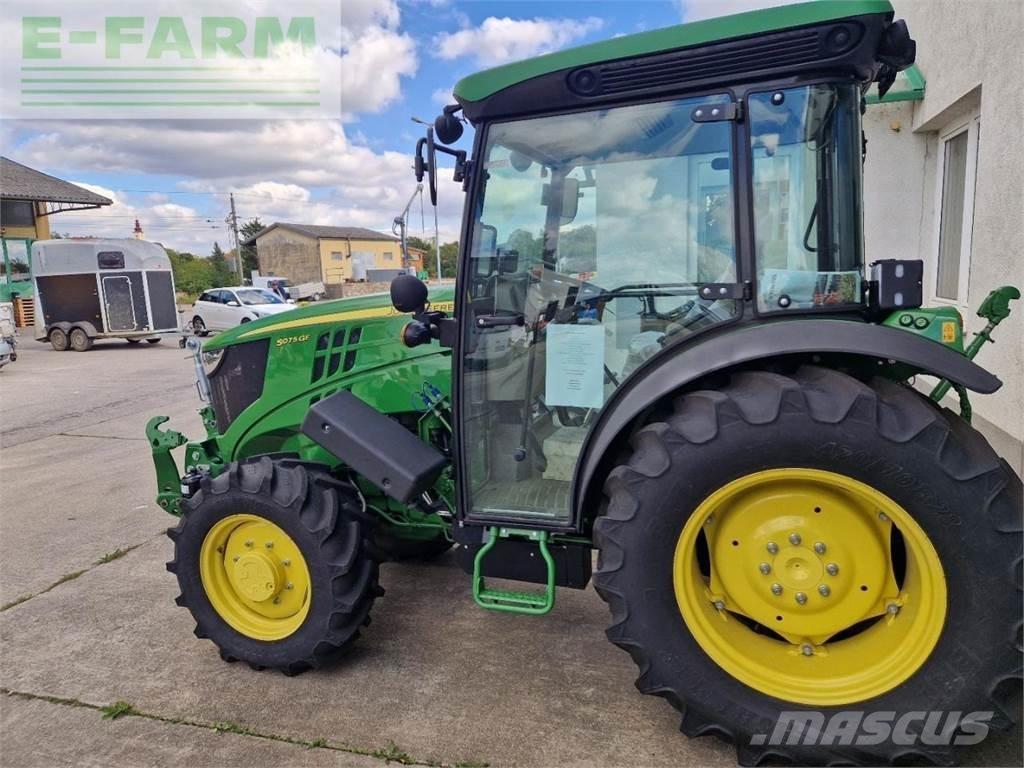 John Deere 5075 GF Traktory