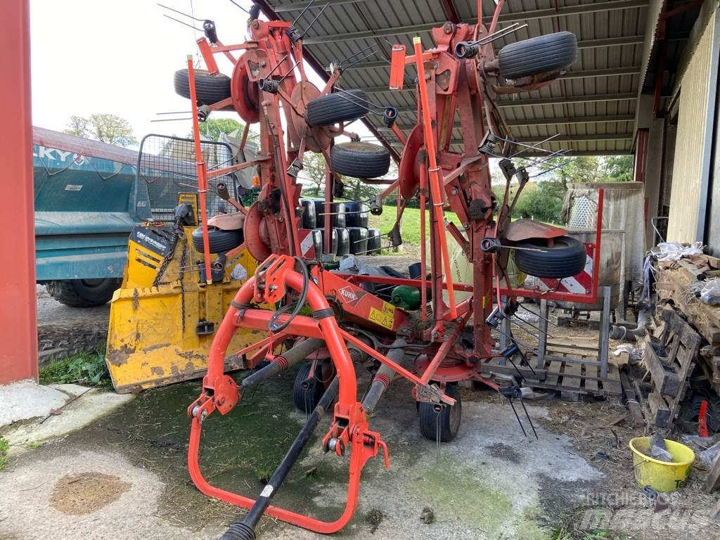 Kuhn GF8702 Obracače a zhrabovače sena
