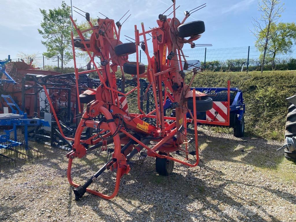 Kuhn GF8702 Obracače a zhrabovače sena