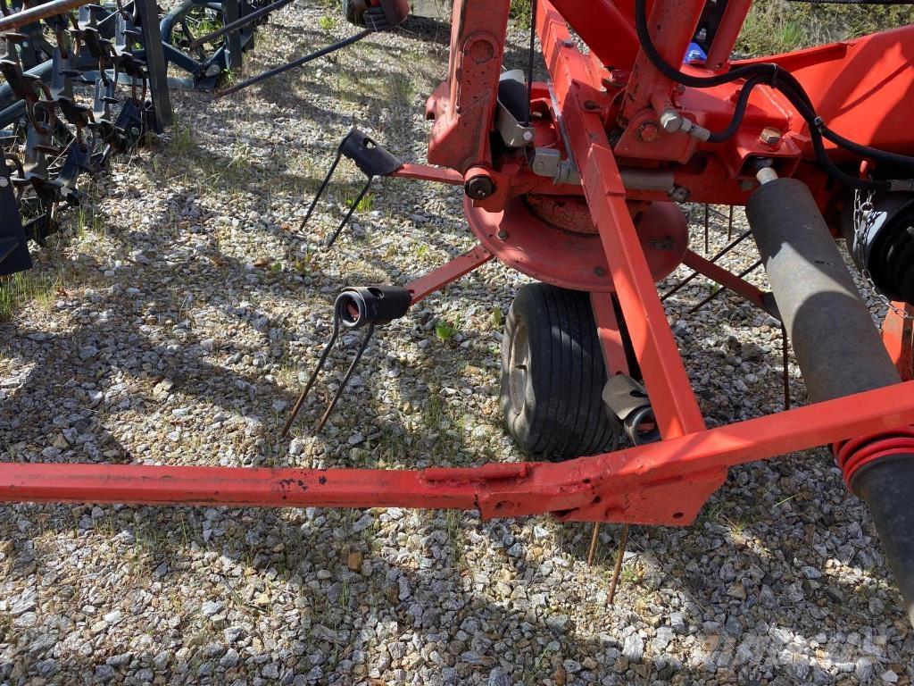 Kuhn GF8702 Obracače a zhrabovače sena