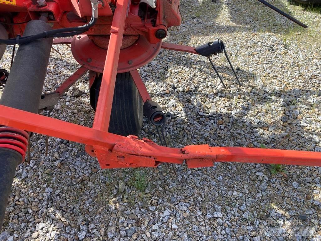 Kuhn GF8702 Obracače a zhrabovače sena