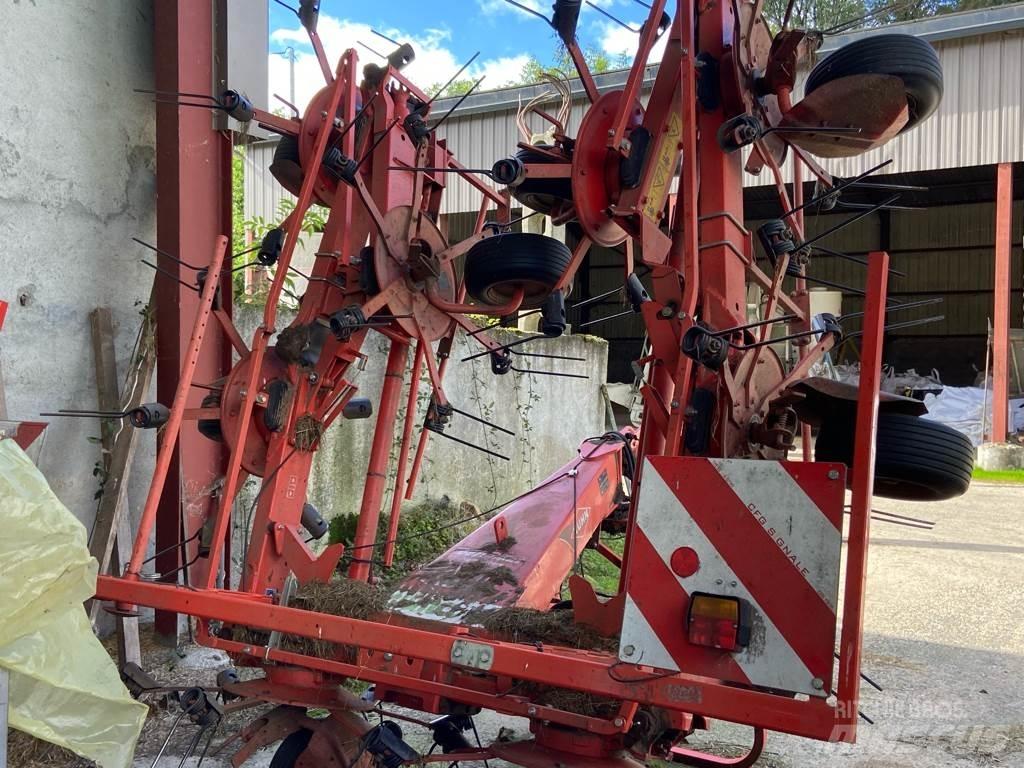 Kuhn GF8702 Obracače a zhrabovače sena