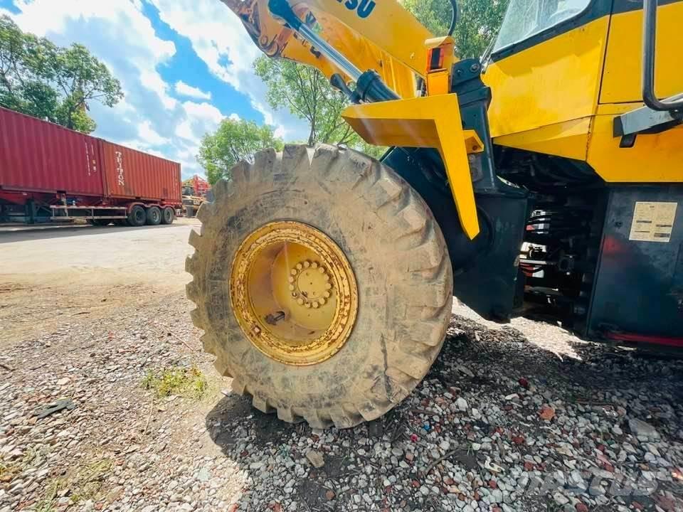 Komatsu WA320 Kolesové nakladače