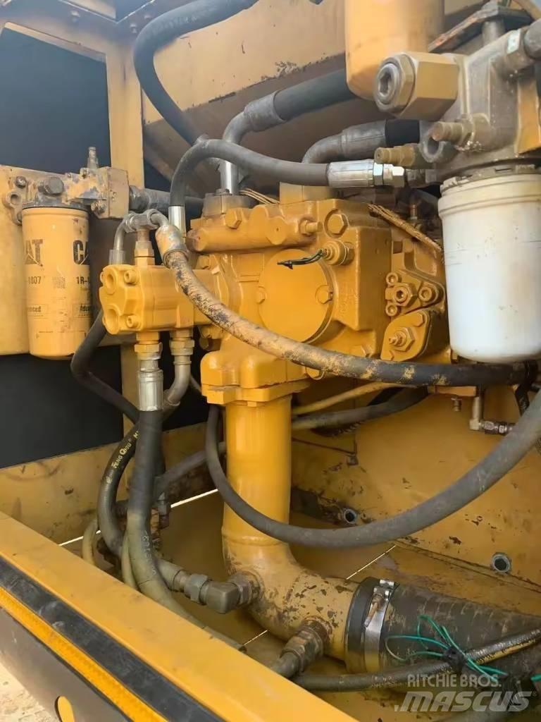 CAT 330 D Pásové rýpadlá