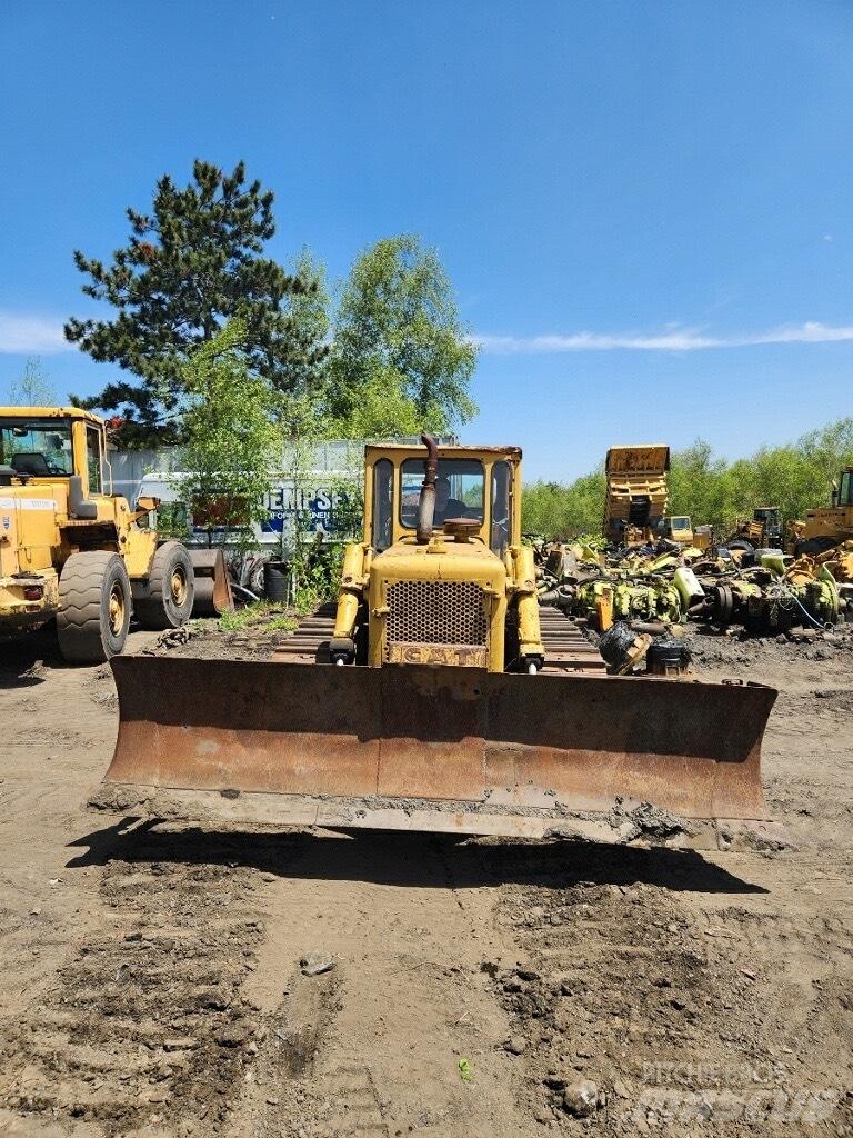 CAT D 6 Pásové dozéry