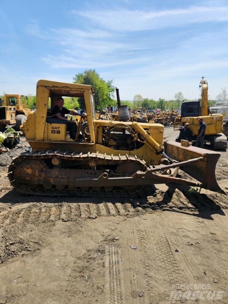 CAT D 6 Pásové dozéry