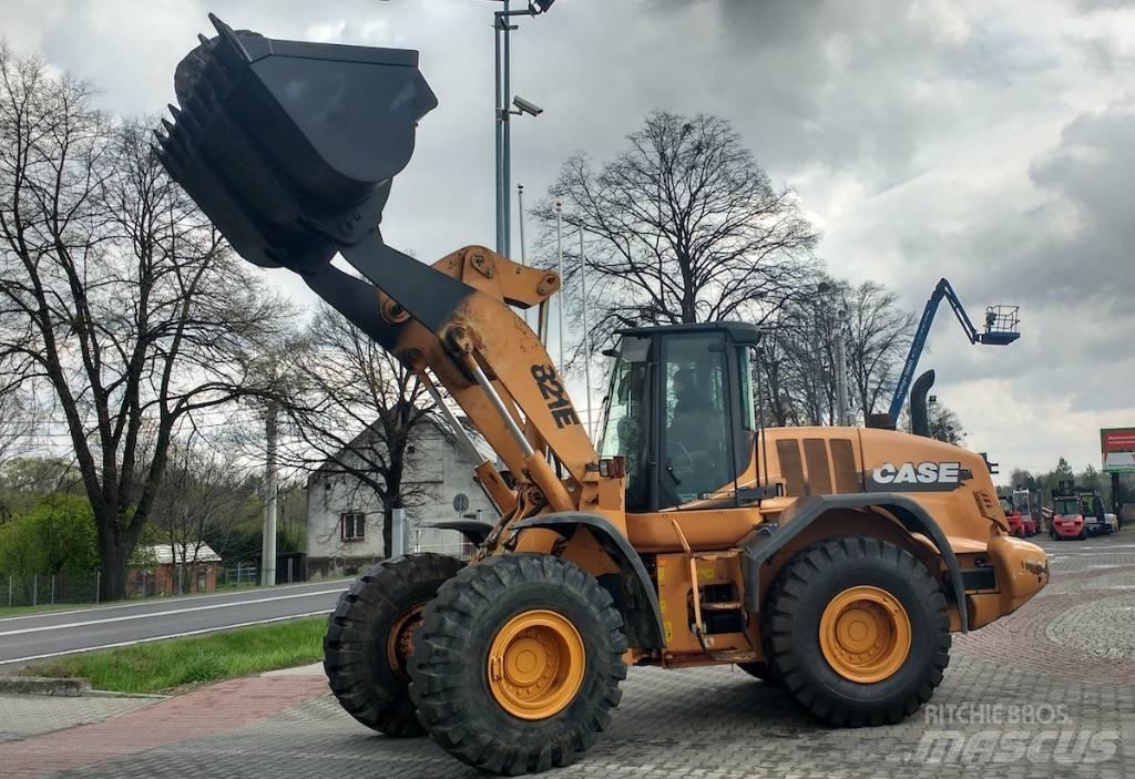 CASE 821 E Kolesové nakladače