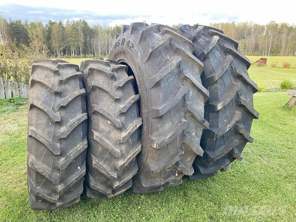 Trelleborg TM 600 Pneumatiky, kolesá a ráfiky