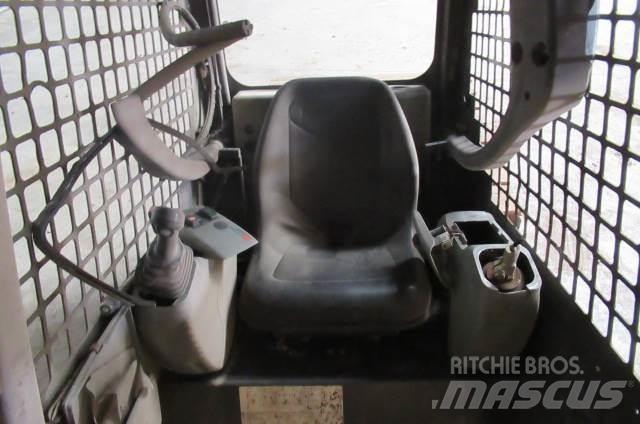 Komatsu SK714 Kabíny a interiér
