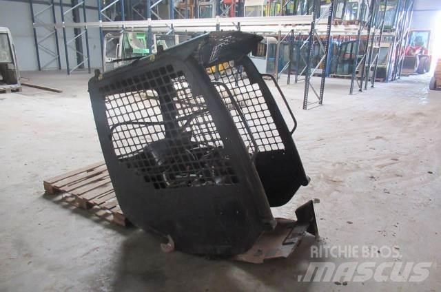Komatsu SK714 Kabíny a interiér