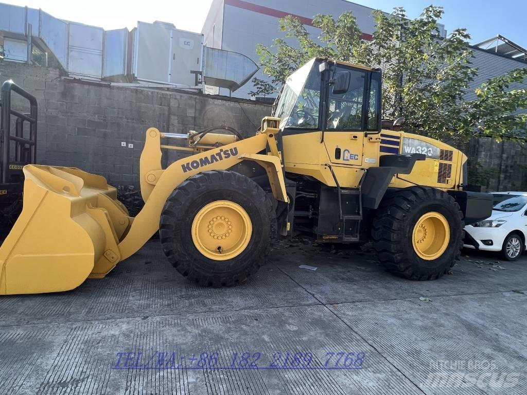 Komatsu WA320 Kolesové nakladače