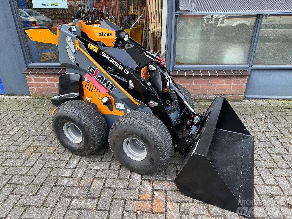 GiANT SK252D Viacúčelové nakladače