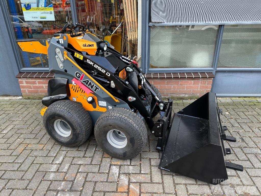 GiANT SK252D Viacúčelové nakladače