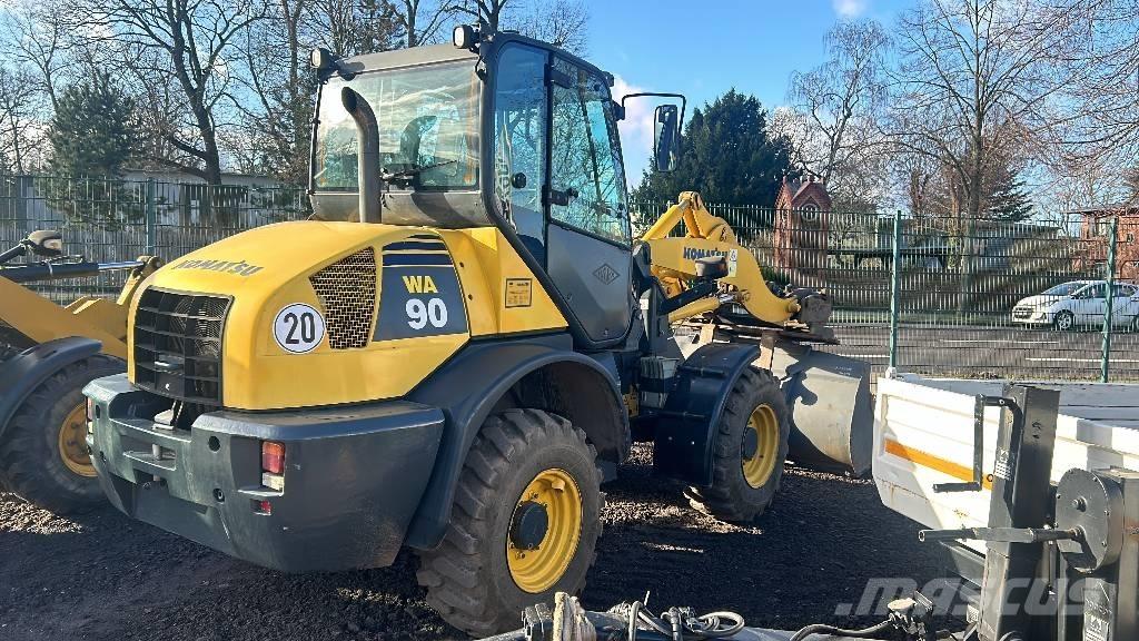 Komatsu WA 90 Kolesové nakladače