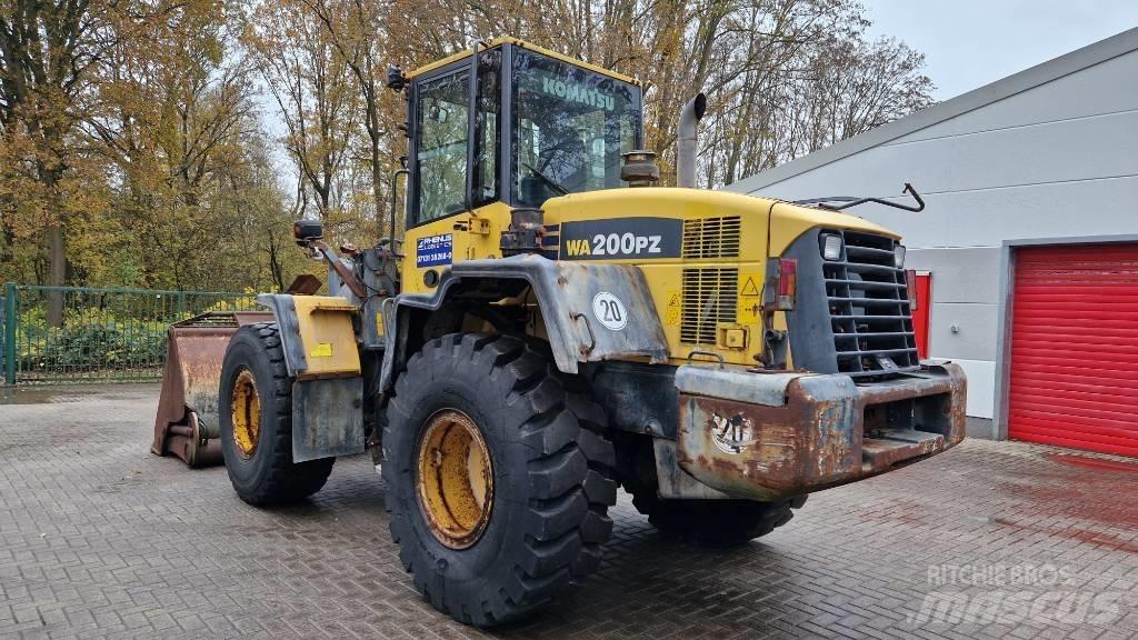 Komatsu WA 200 PZ-6 Kolesové nakladače