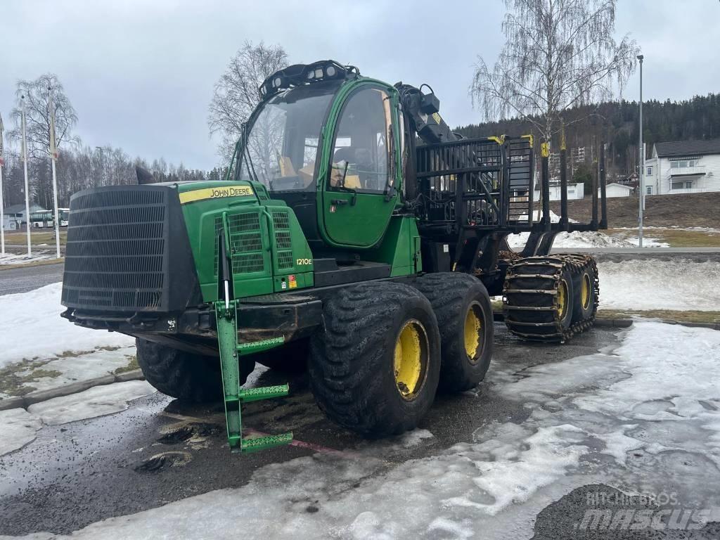 John Deere 1210 E Lesné traktory