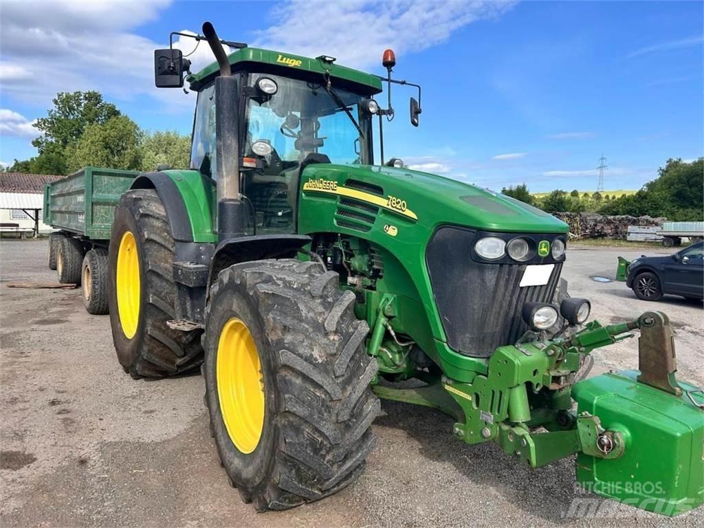 John Deere 7820 Traktory