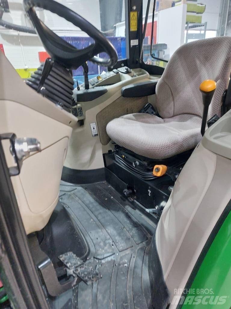 John Deere 3046 R Traktory