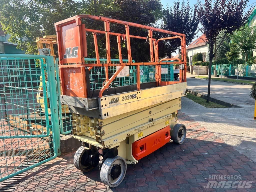 JLG 2030ES     V-3450 Vertikálne stĺpové výťahy
