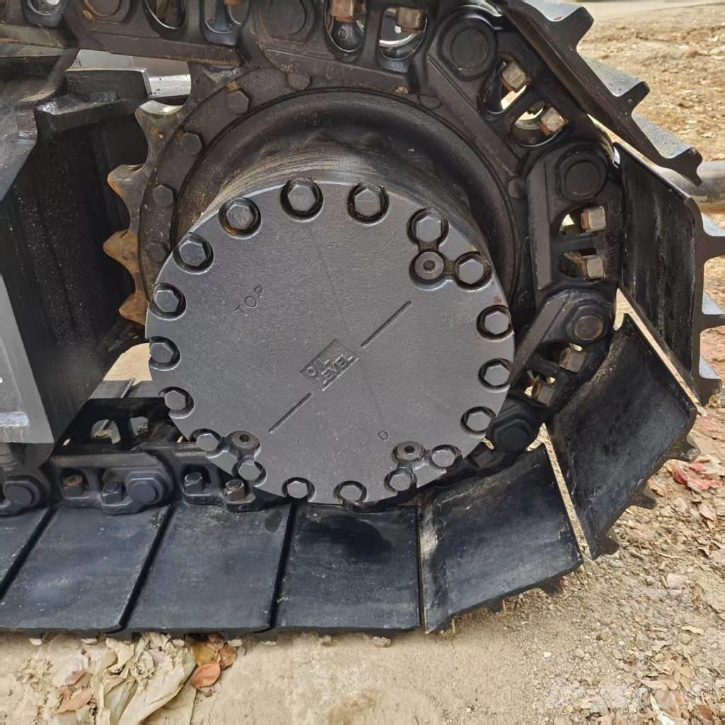 Komatsu PC 200 Pásové rýpadlá