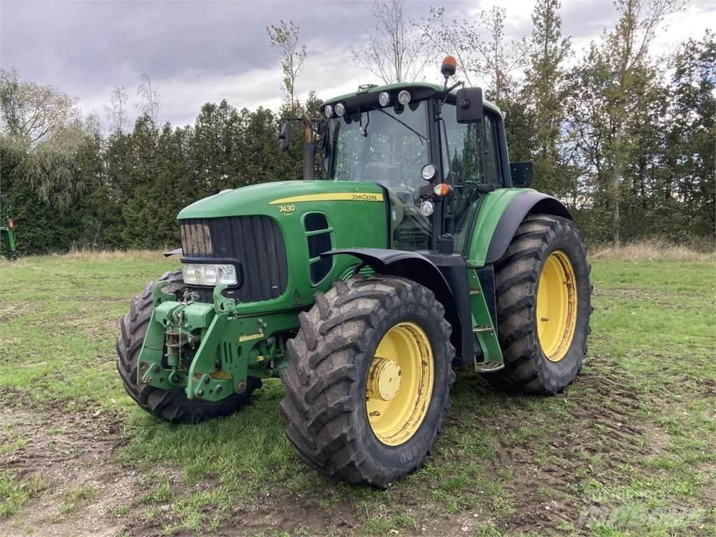 John Deere 7430 Traktory