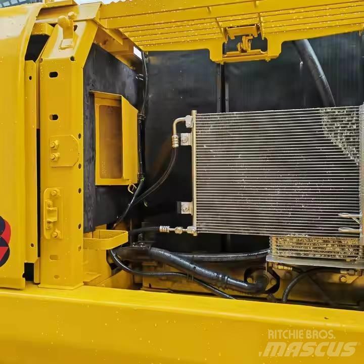 Komatsu PC220-8 Pásové rýpadlá