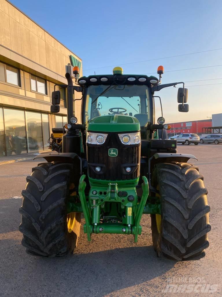 John Deere 6215 R Traktory