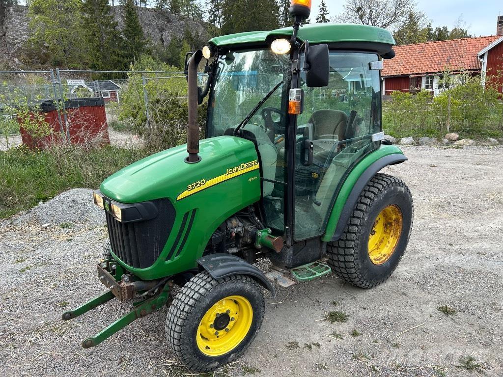 John Deere 3720 Traktory