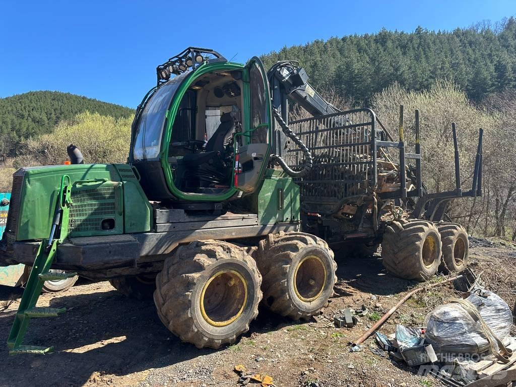 John Deere 810 E Lesné traktory