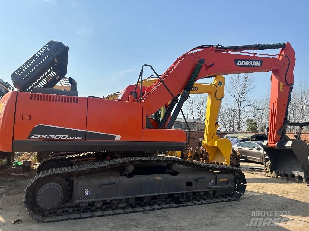 Doosan DX 300 Pásové rýpadlá