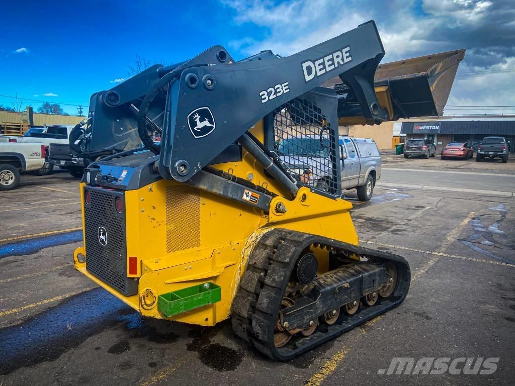 John Deere 323 E Šmykom riadené nakladače