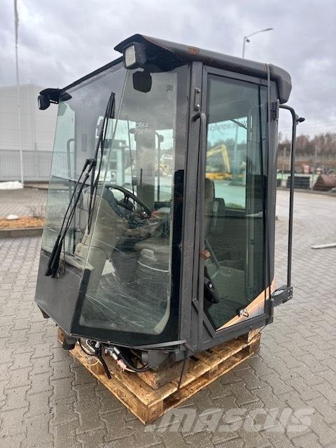 CASE 721 F USED CAB Kabíny a interiér