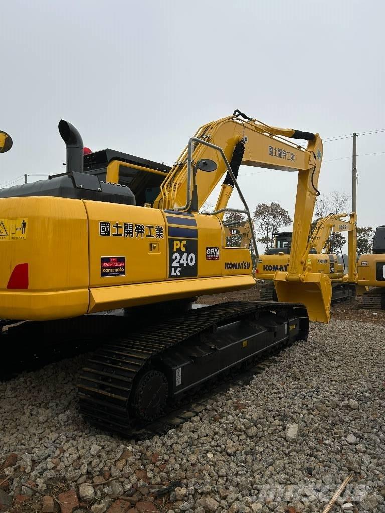 Komatsu 240-8 Pásové rýpadlá