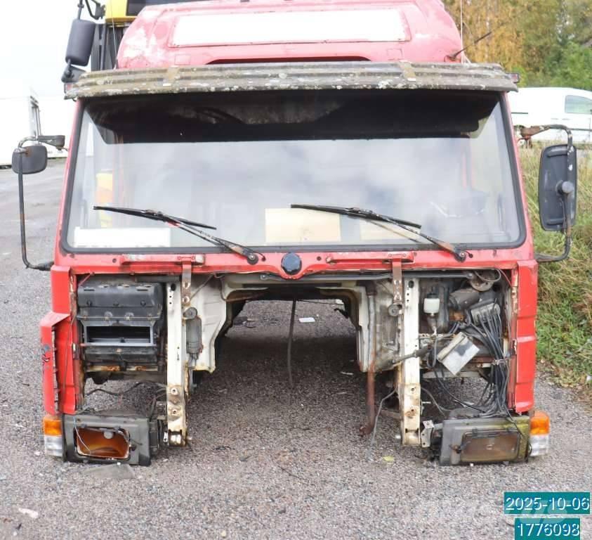 Scania P 82 M Kabíny a interiér