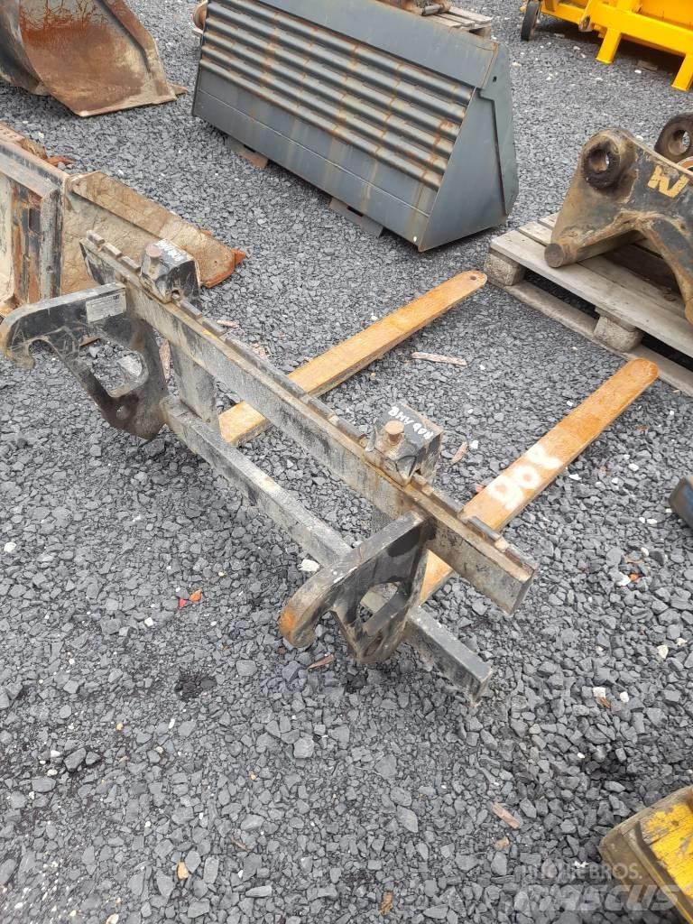CAT 908M Kolesové nakladače
