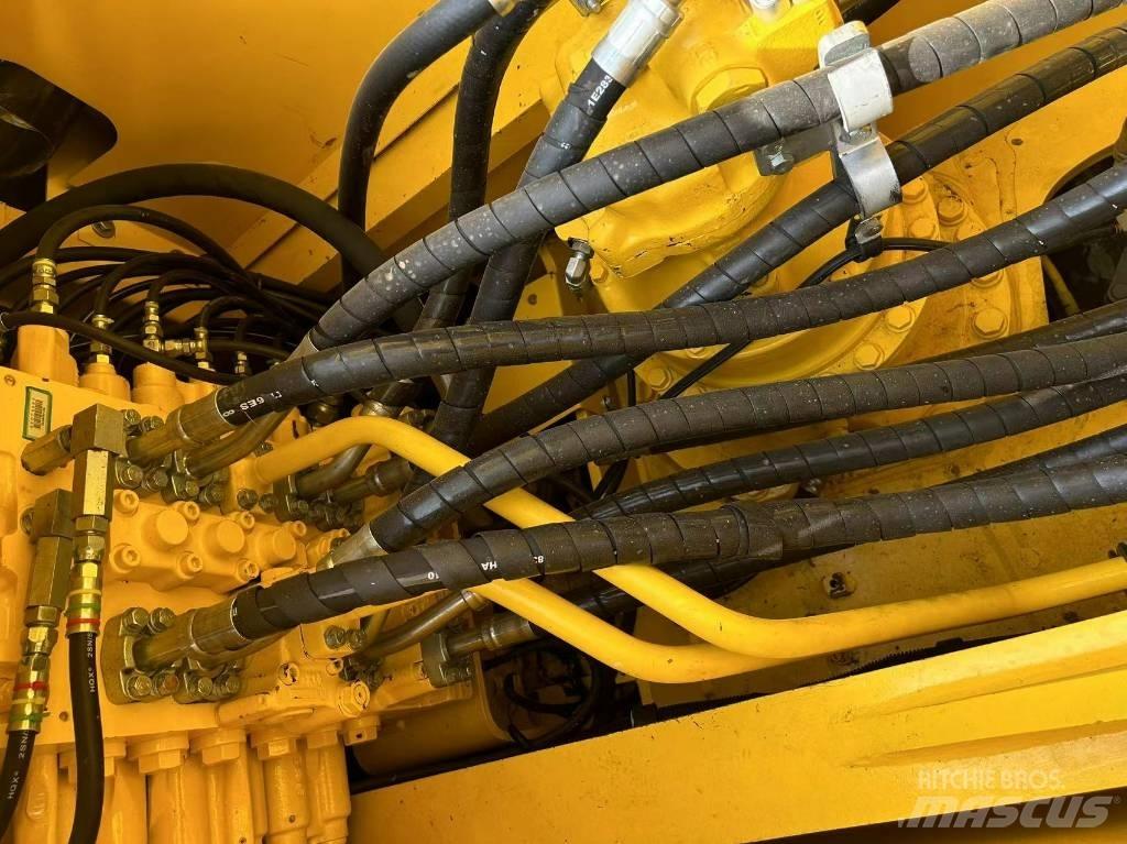 Komatsu 240-8 Pásové rýpadlá