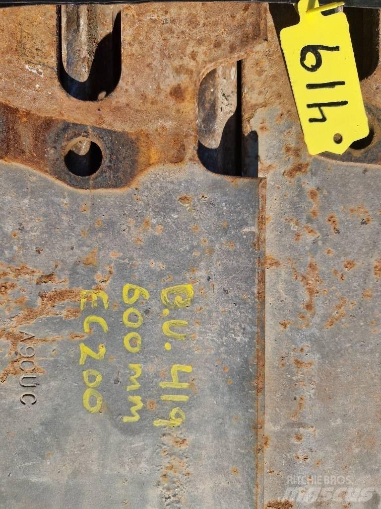 Volvo EC 200 Pásy, reťaze a podvozok