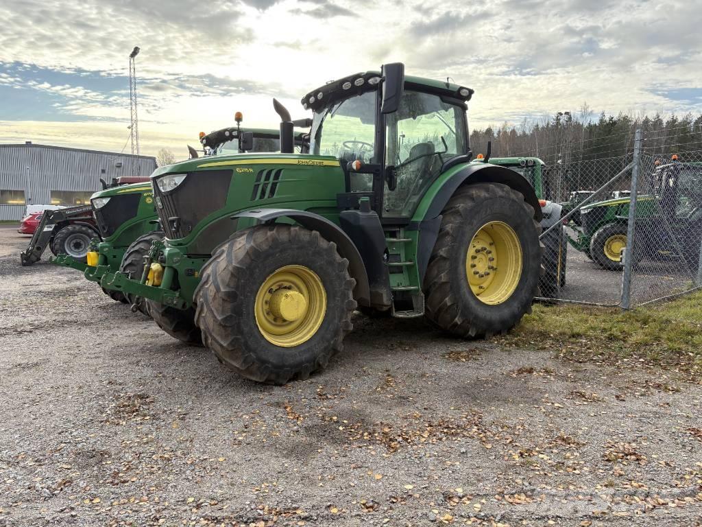 John Deere 6215 R Traktory