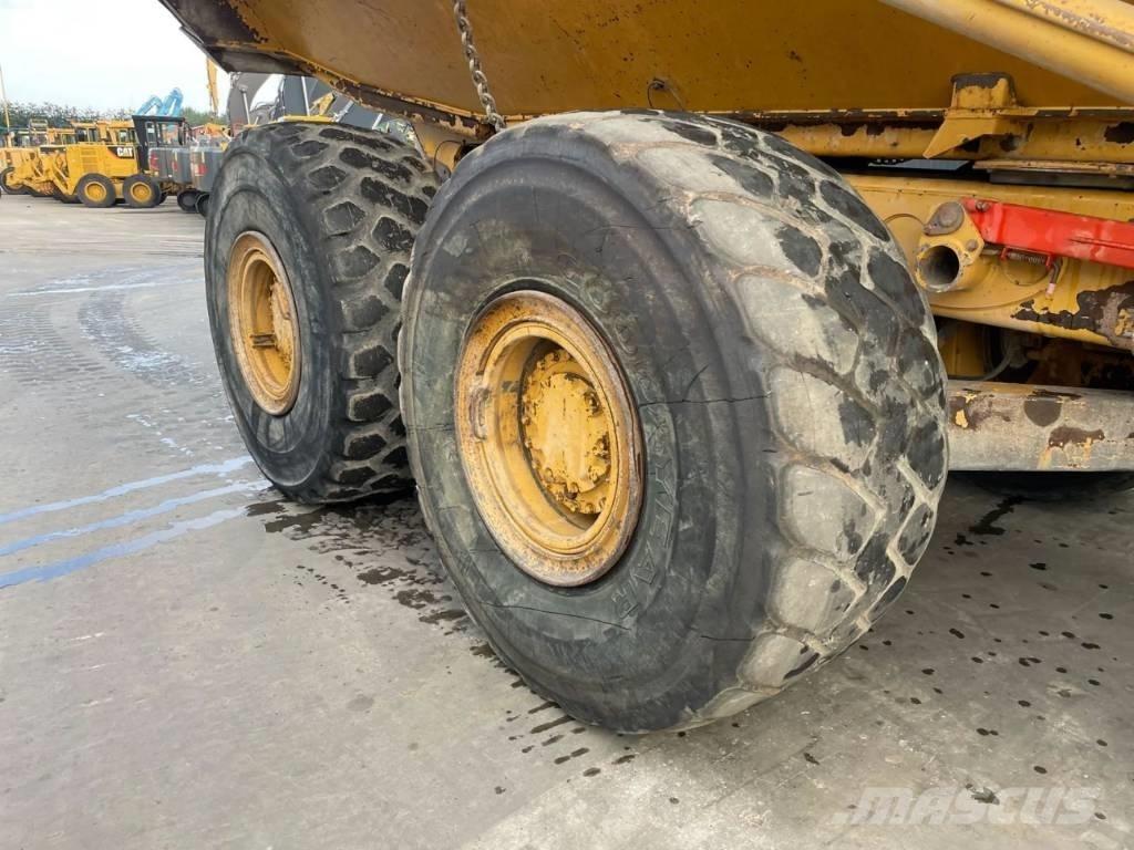 CAT 735 Kĺbové nákladné autá