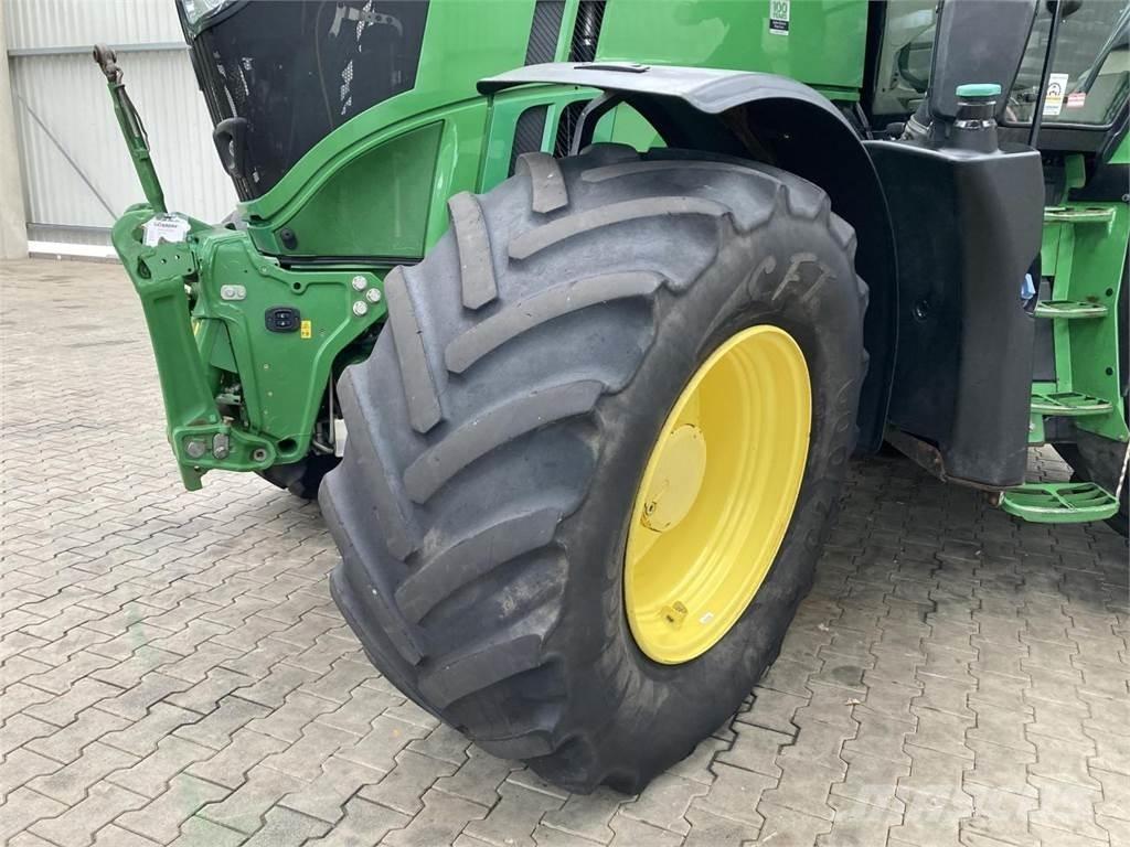 John Deere 6230R Traktory