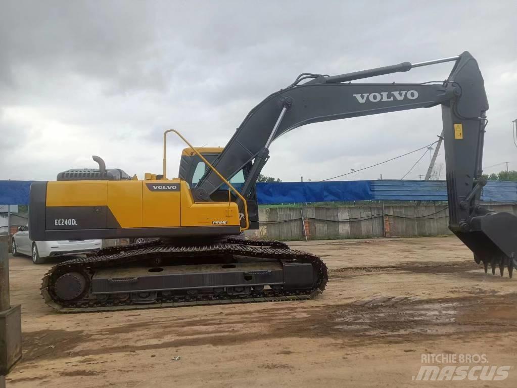 Volvo EC 240 DL Pásové rýpadlá
