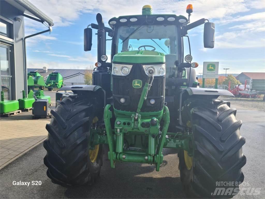 John Deere 6215R Traktory