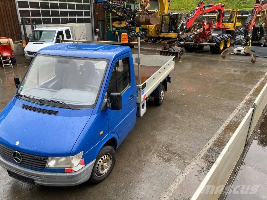 Mercedes-Benz 208 D Plošinové nákladné automobily/nákladné automobily so sklápacími bočnicami