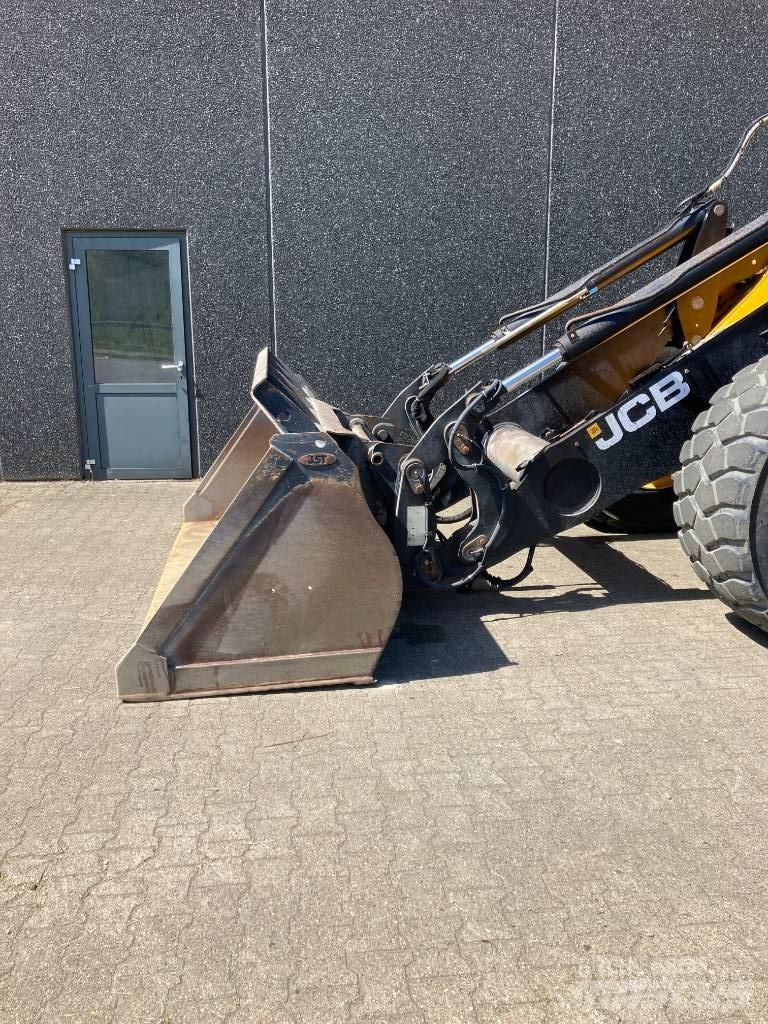 JCB 437 HT HL Kolesové nakladače