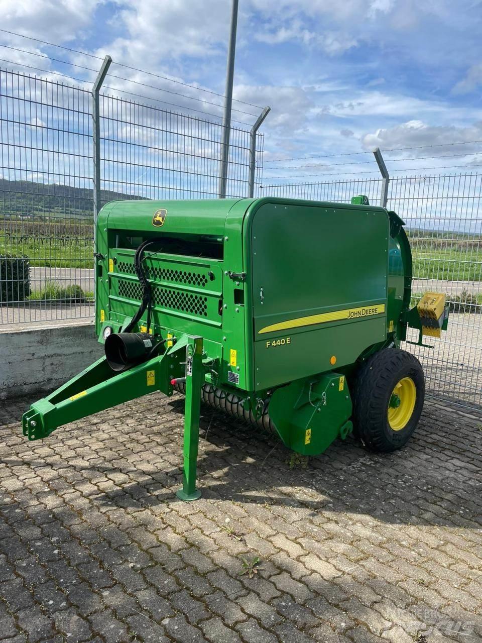 John Deere F440E Lisy na okrúhle balíky
