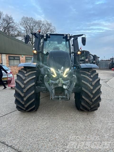 Valtra T 235 D Traktory